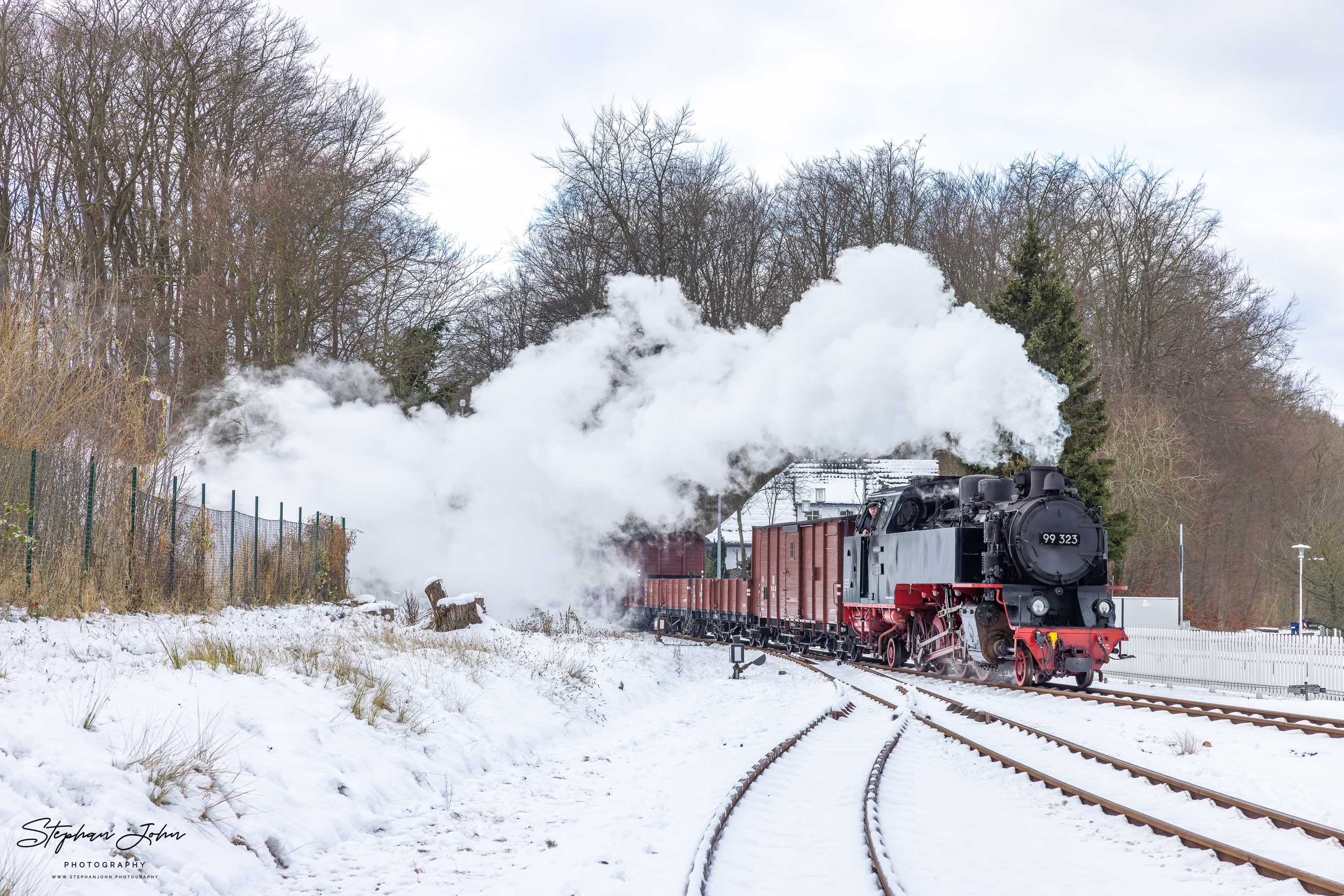 Lok 99 323 mit einem Güterzug auf dem Weg von Kühlungsborn West während der Einfahrt in Heiligendamm