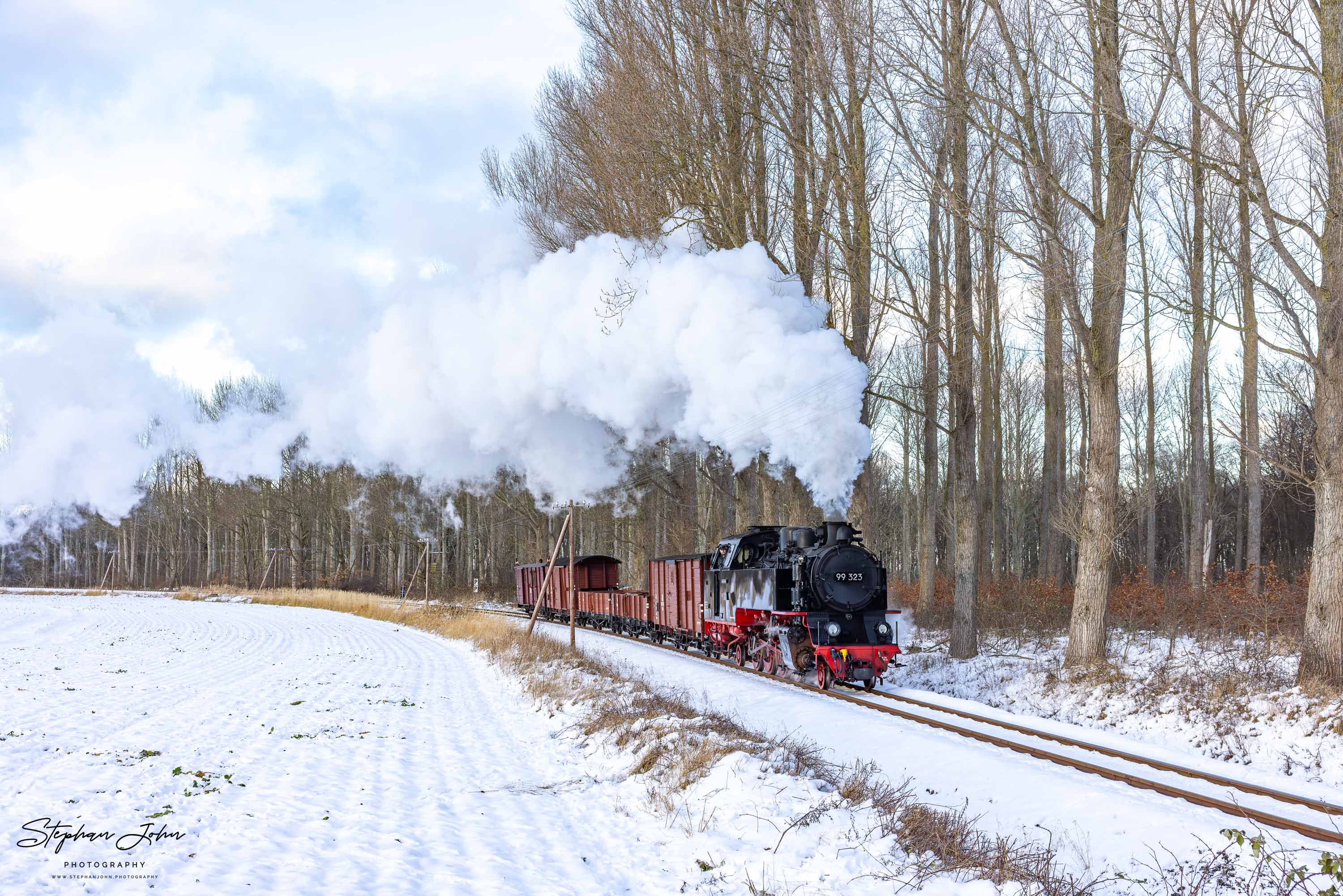 Lok 99 323 mit einem Güterzug auf dem Weg von Kühlungsborn West nach Heiligendamm
