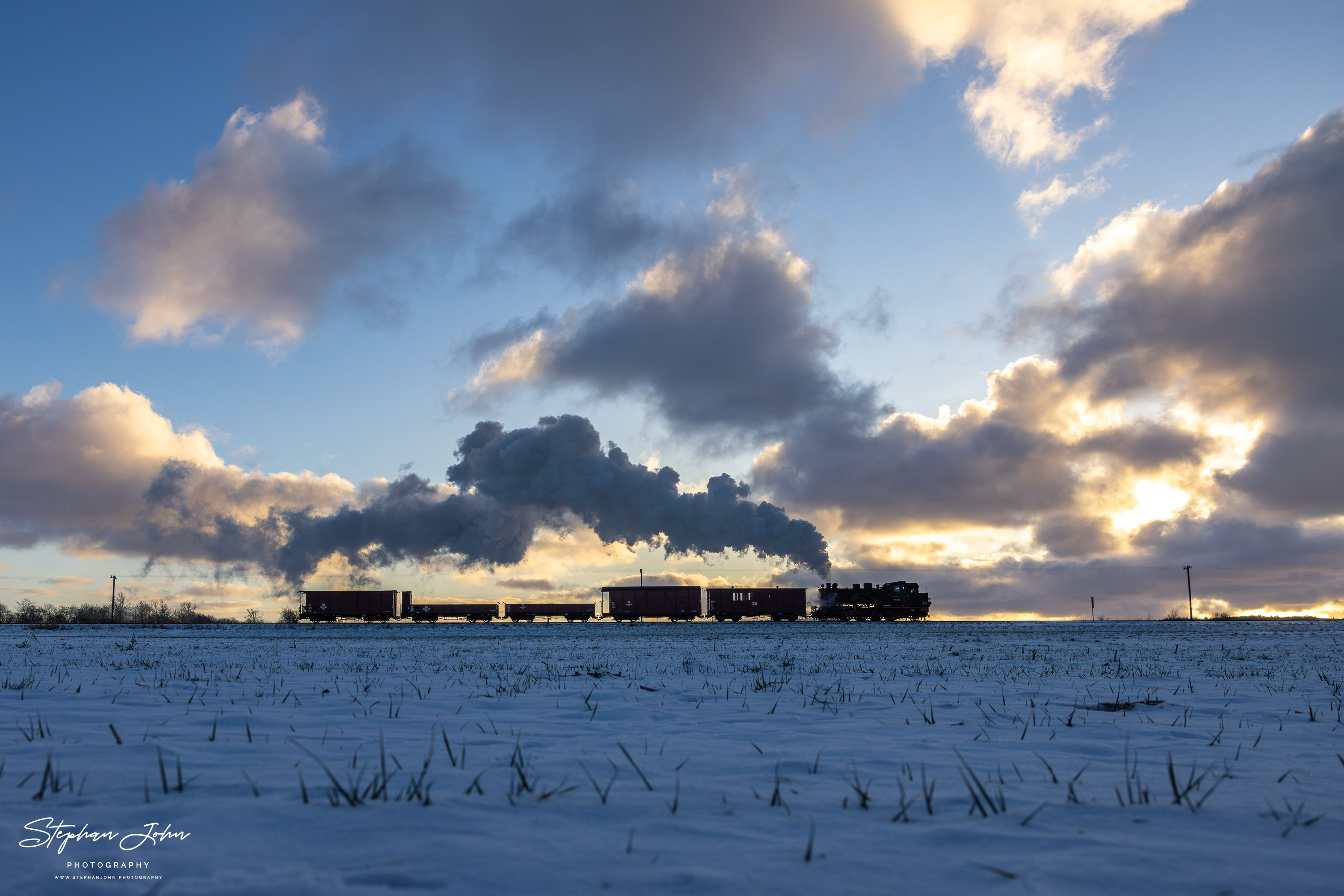 Lok 99 323 mit einem Güterzug auf dem Weg nach Kühlungsborn West kurz vor dem Haltepunkt Steilküste