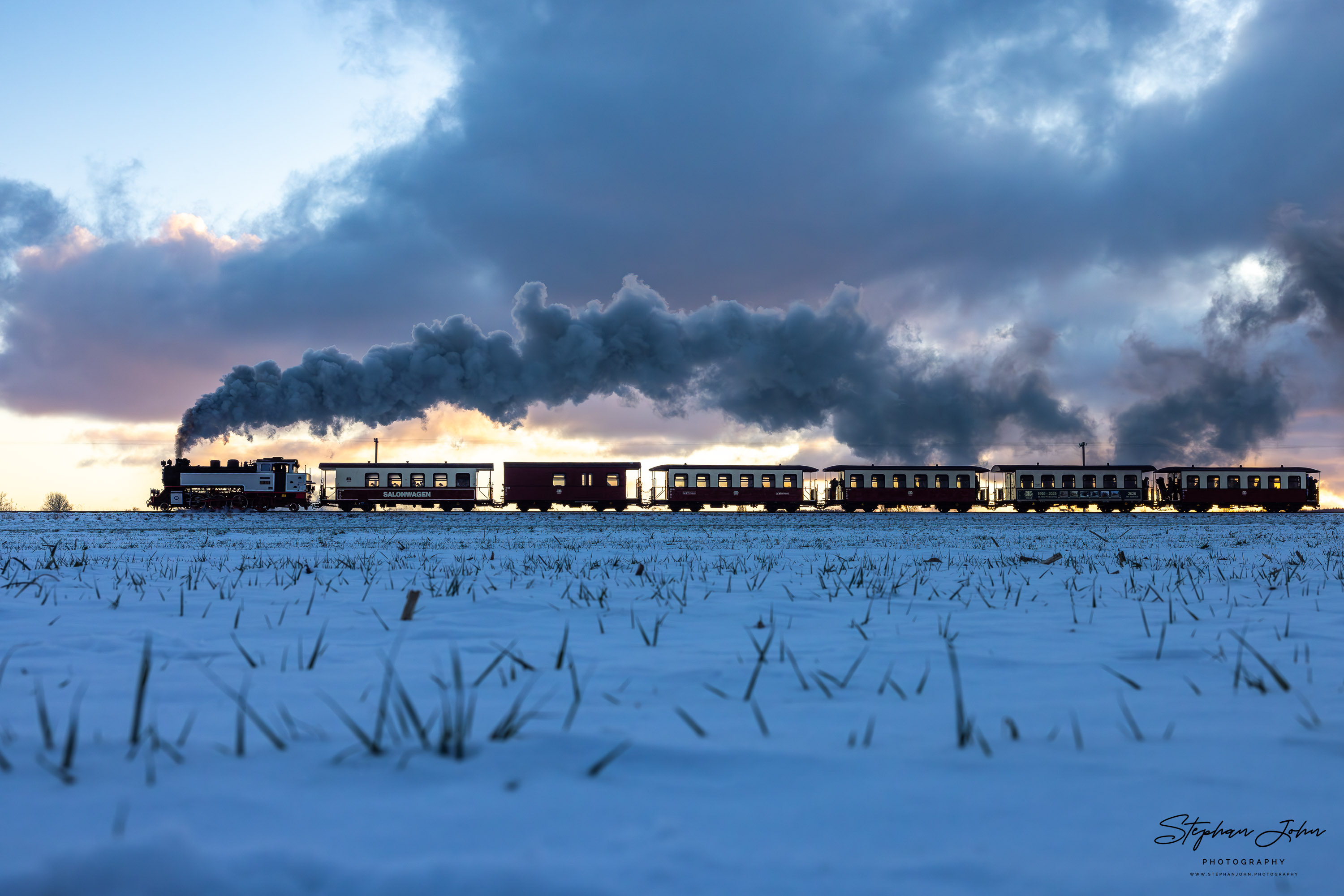 Lok 99 321 mit einem Personenzug nach Bad Doberan kurz hinter dem Haltepunkt Steilküste