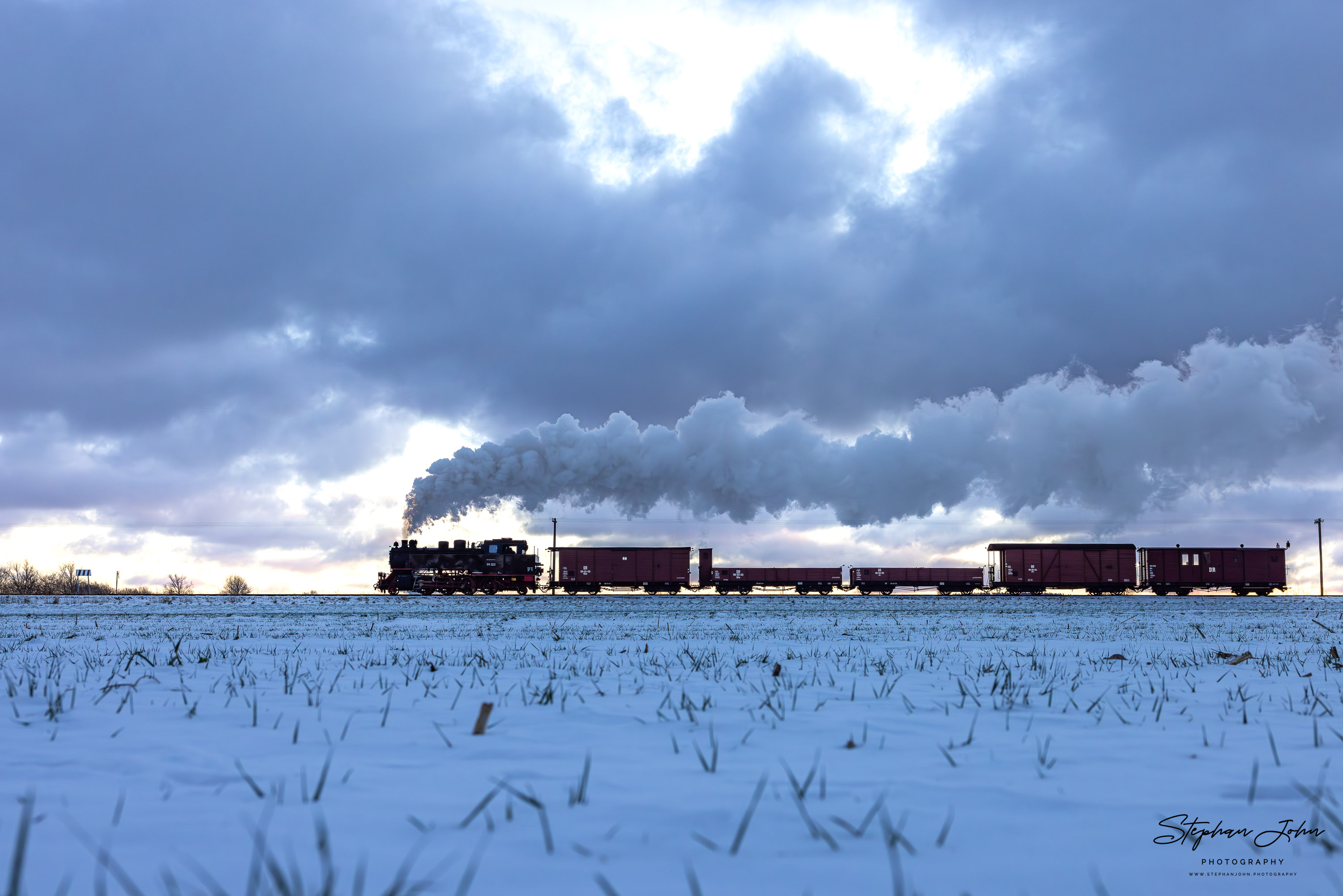 Lok 99 323 mit einem Güterzug auf dem Weg von Kühlungsborn West nach Heiligendamm