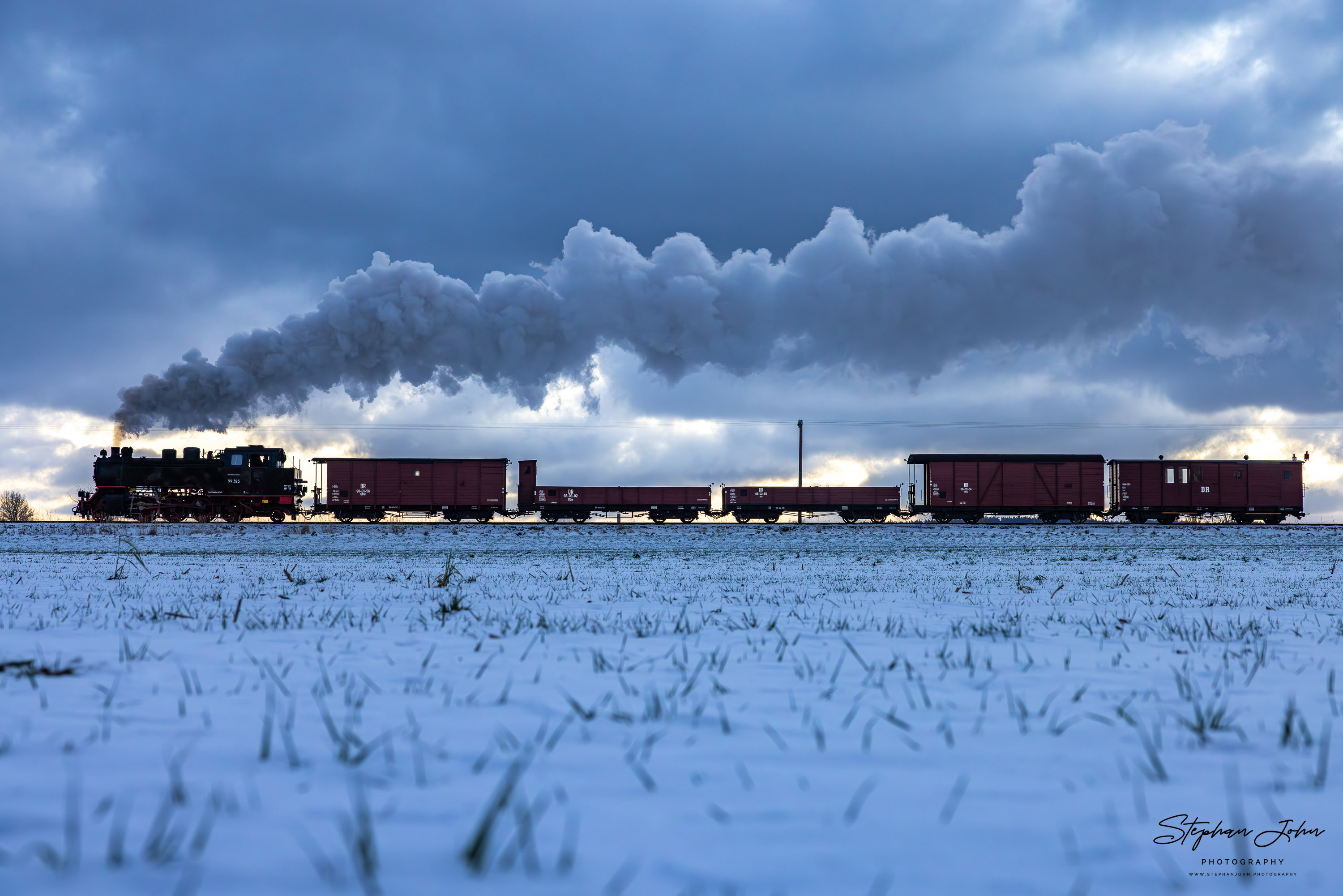 Lok 99 323 mit einem Güterzug auf dem Weg von Kühlungsborn West nach Heiligendamm
