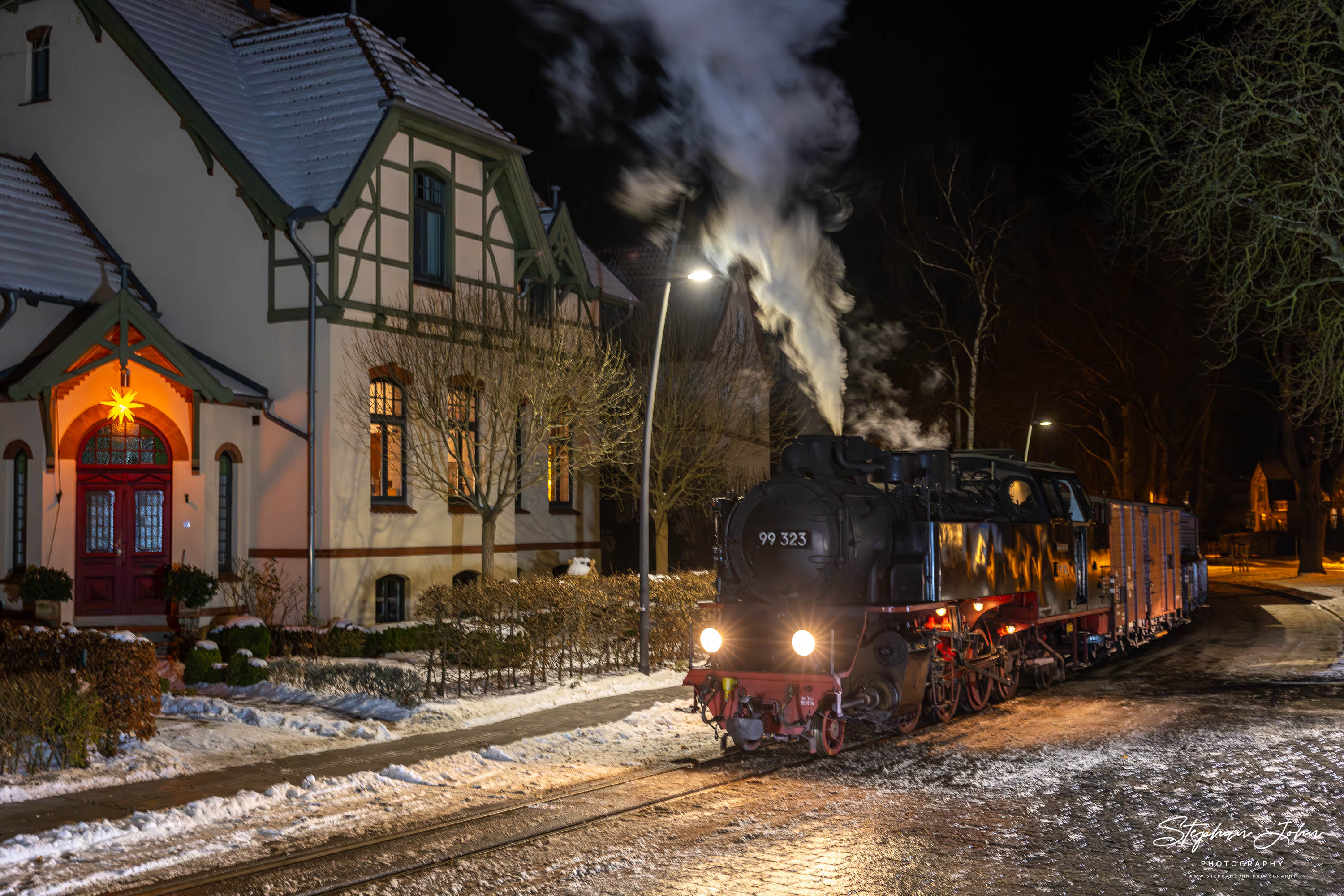 Lok 99 323 erreicht mit einem Güterzug Bad Doberan