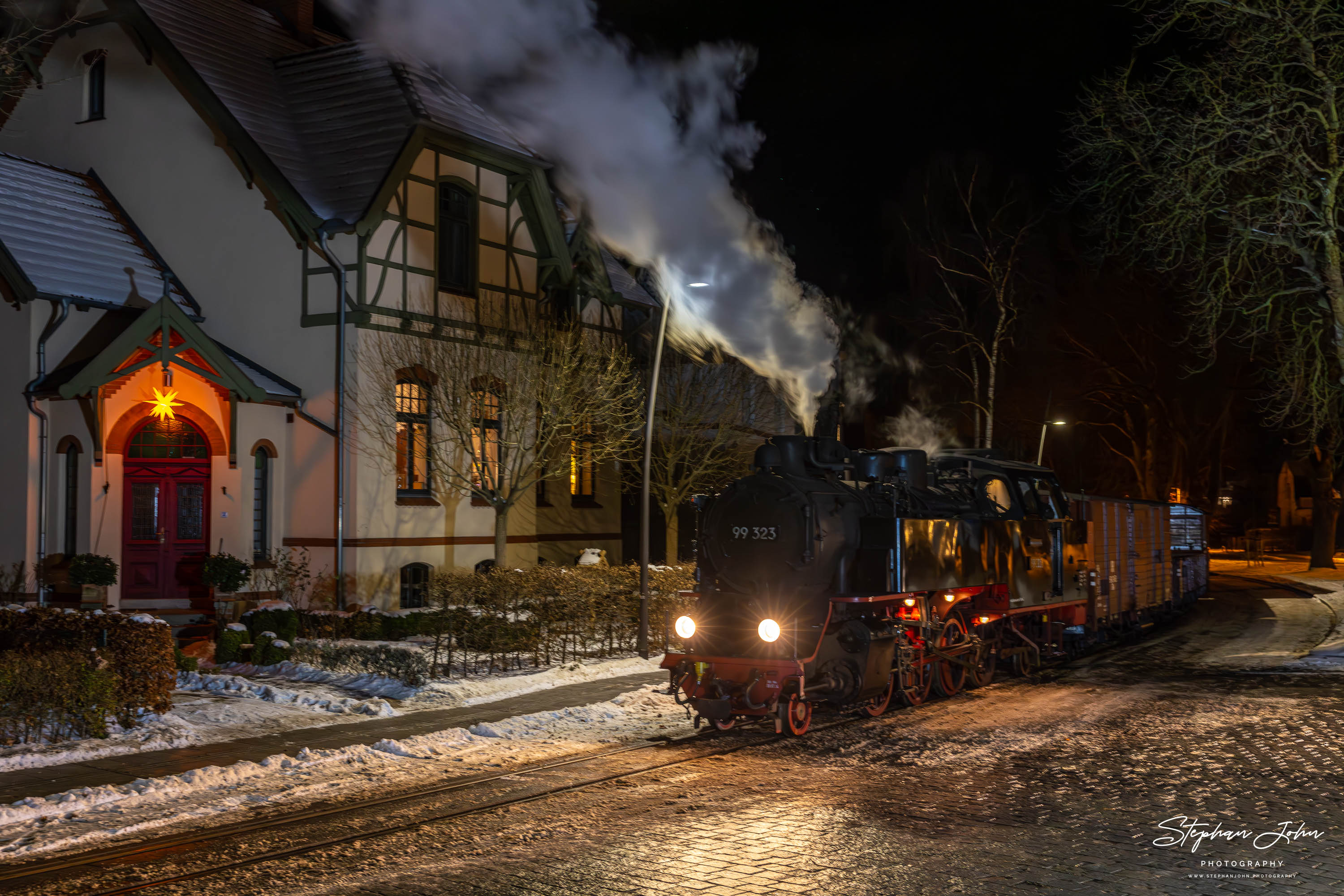 Lok 99 323 erreicht mit einem Güterzug Bad Doberan