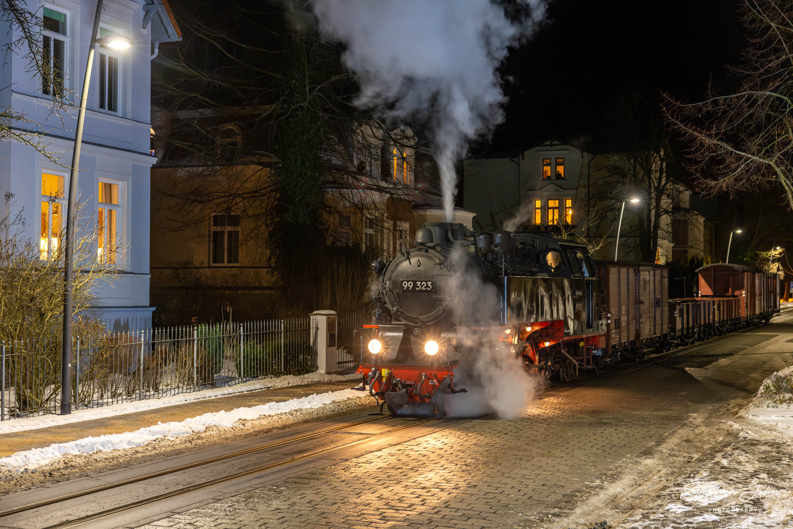 Lok 99 323 erreicht mit einem Güterzug Bad Doberan