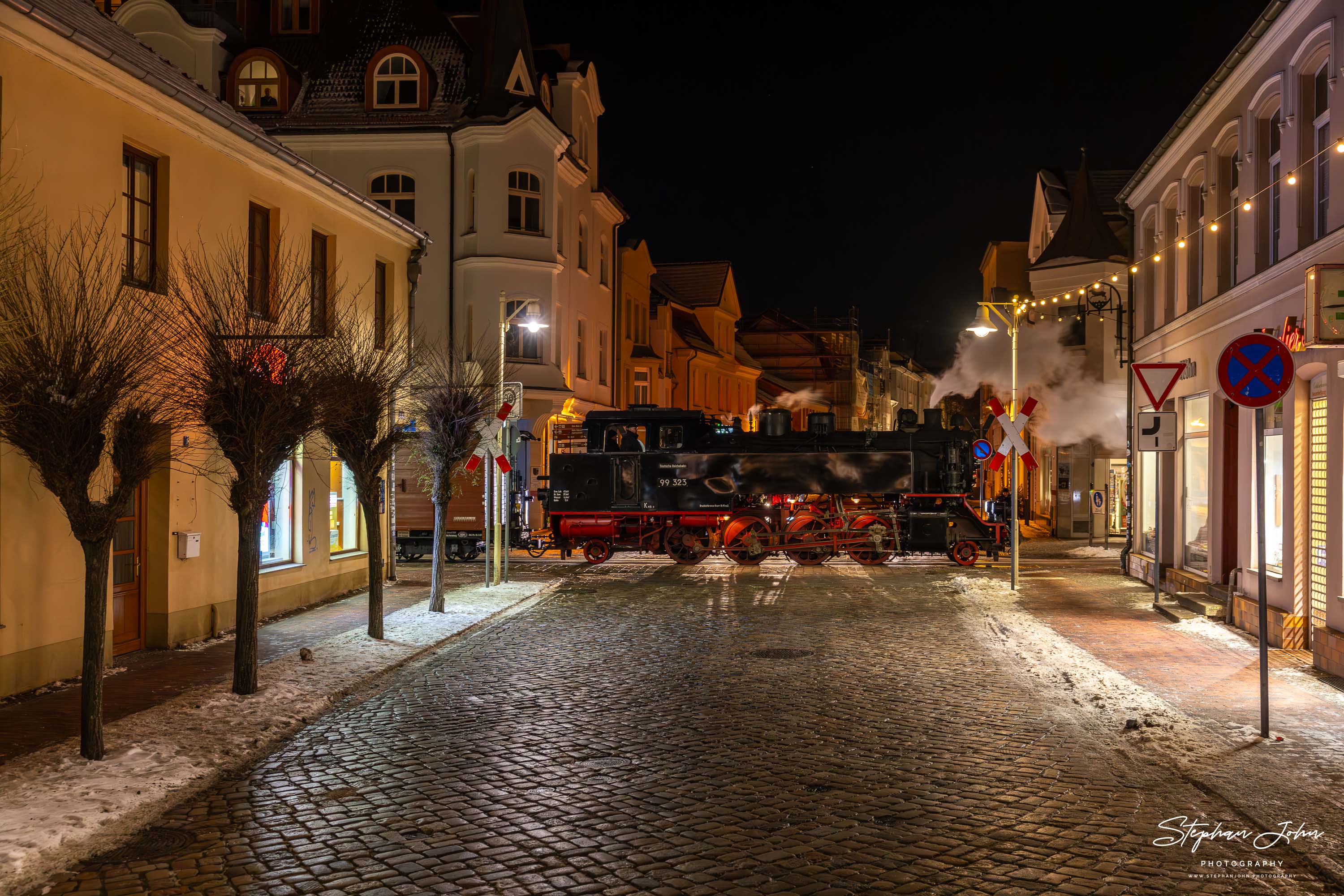 Lok 99 323 erreicht mit einem Güterzug Bad Doberan