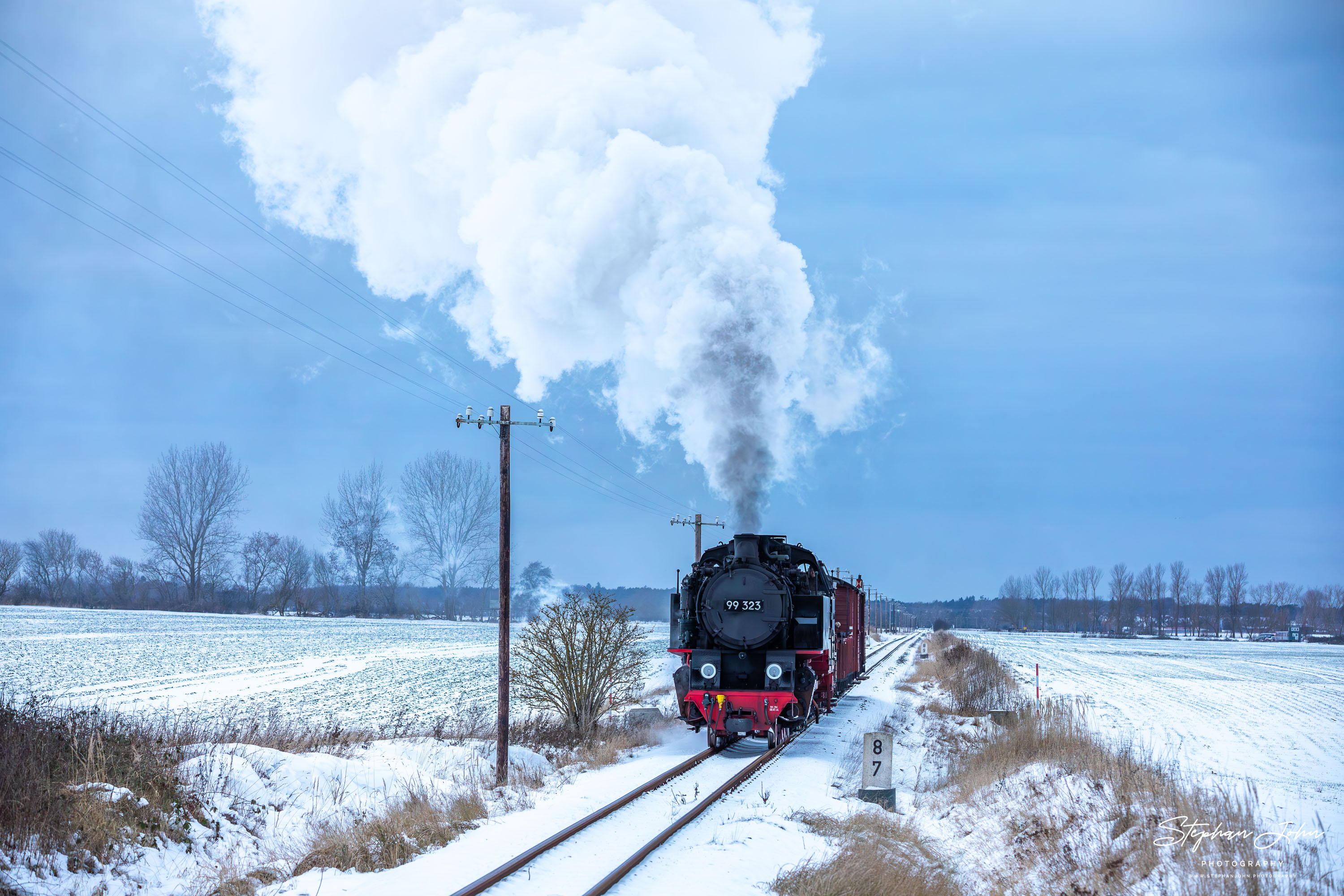 Lok 99 323 mit einem Güterzug auf dem Weg nach Heiligendamm