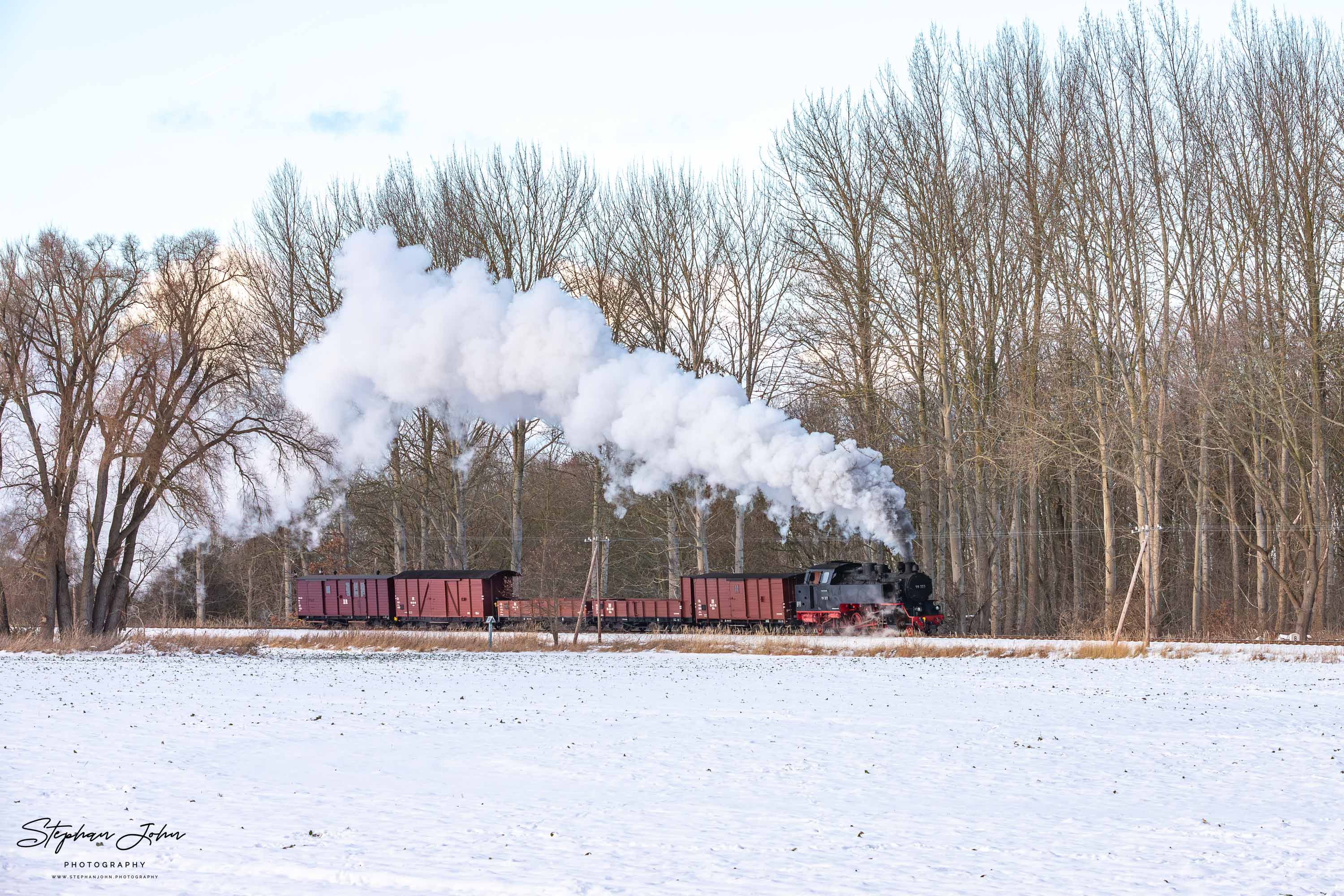 Lok 99 323 mit einem Güterzug auf dem Weg von Kühlungsborn West nach Heiligendamm