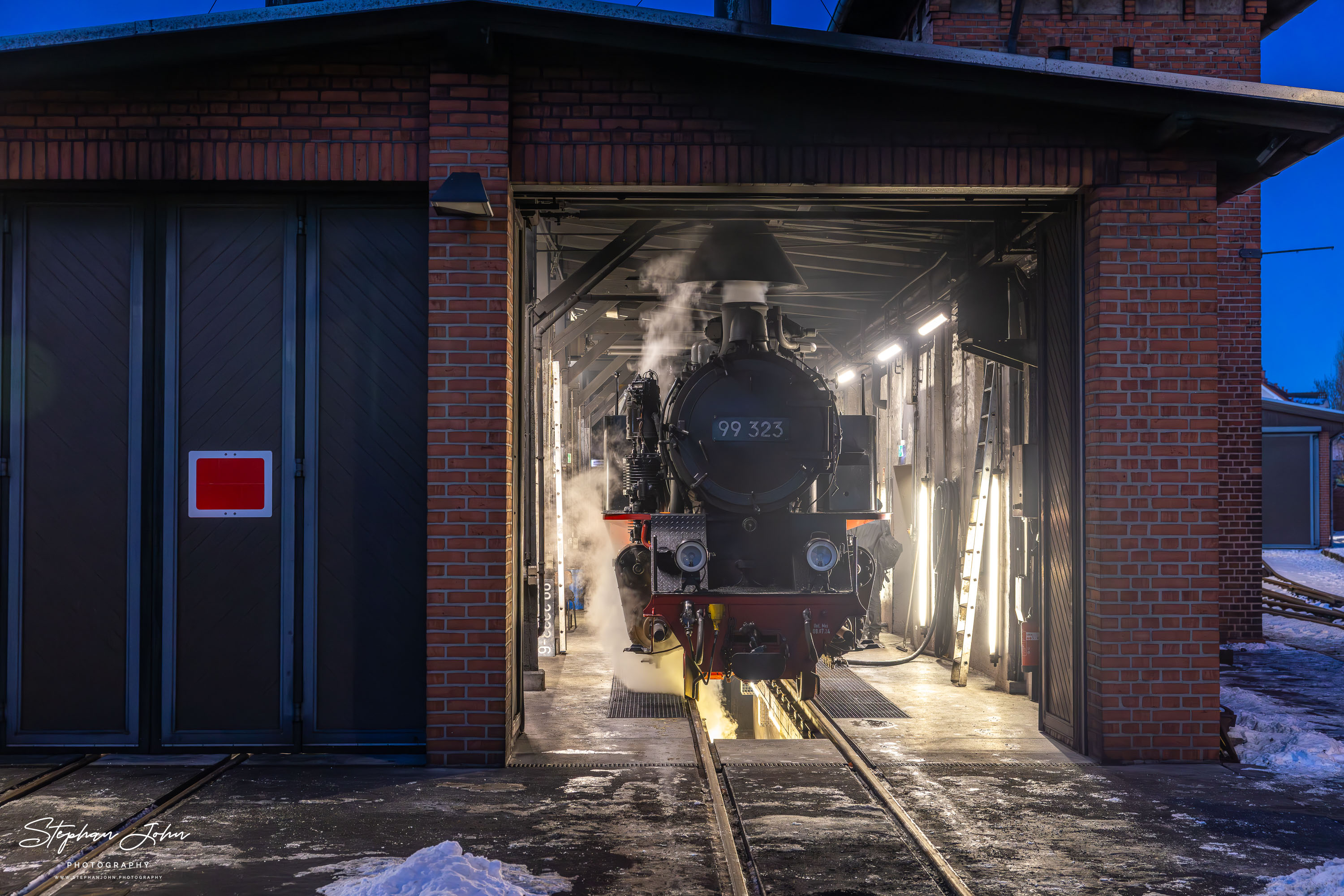 Lok 99 323 startet in den Tag