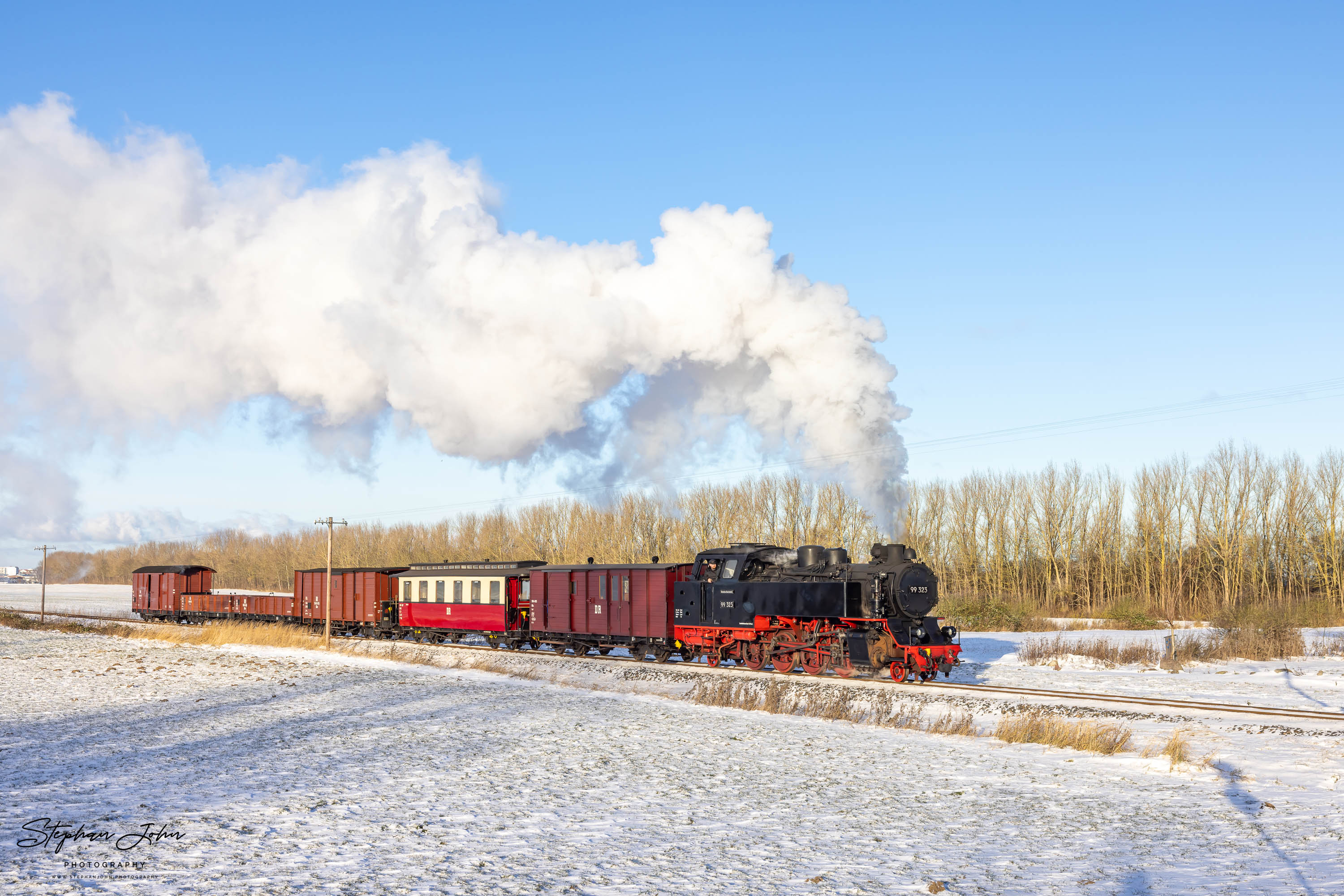 Lok 99 323 mit einem GmP auf dem Weg nach Heiligendamm kurz vor dem Haltepunkt Steilküste