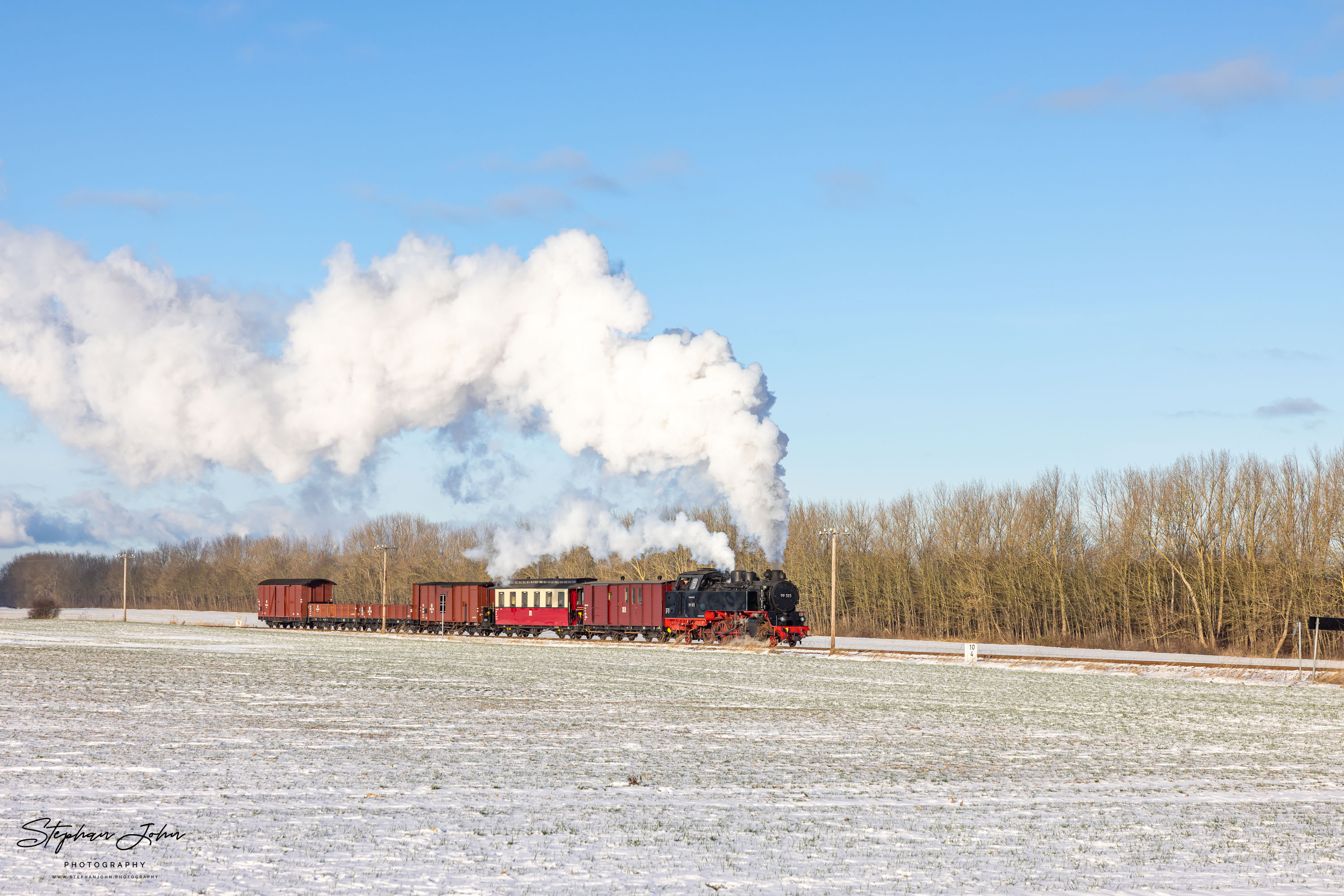 Lok 99 323 mit einem GmP auf dem Weg nach Heiligendamm kurz vor dem Haltepunkt Steilküste