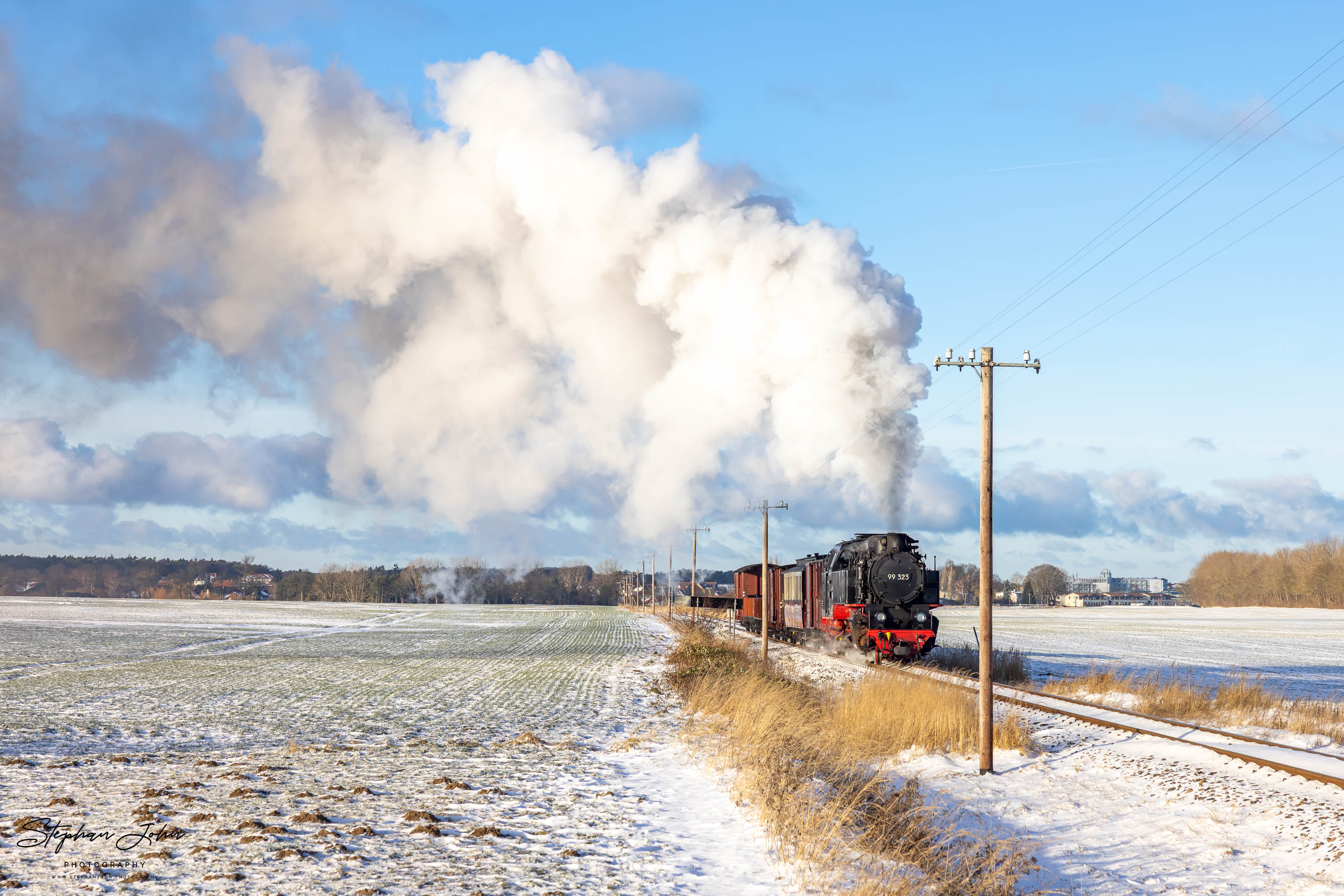 Lok 99 323 mit einem GmP auf dem Weg nach Heiligendamm kurz vor dem Haltepunkt Steilküste