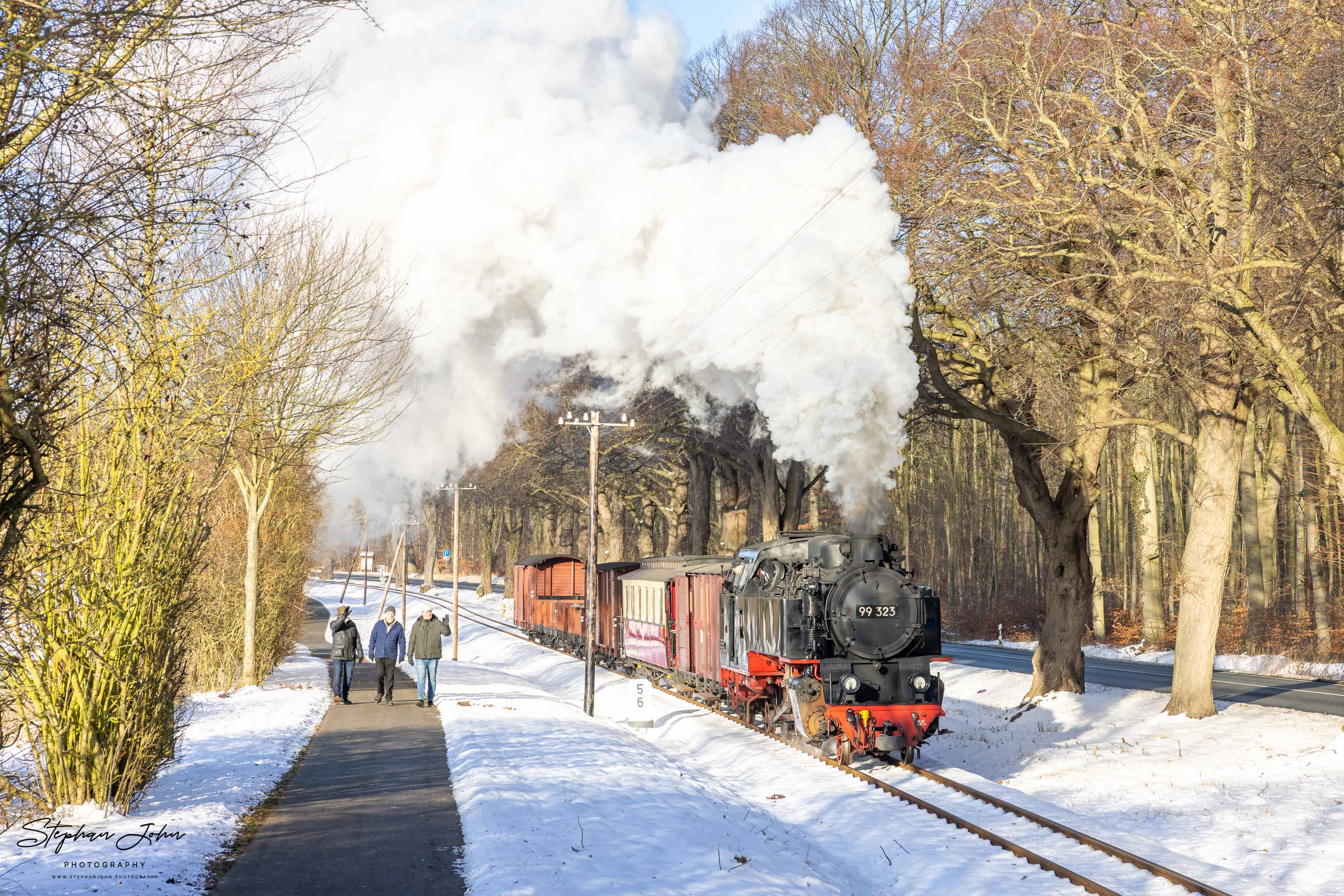 Lok 99 323 mit einem GmP auf dem Weg nach Bad Doberan zwischen Heiligendamm und Rennbahn