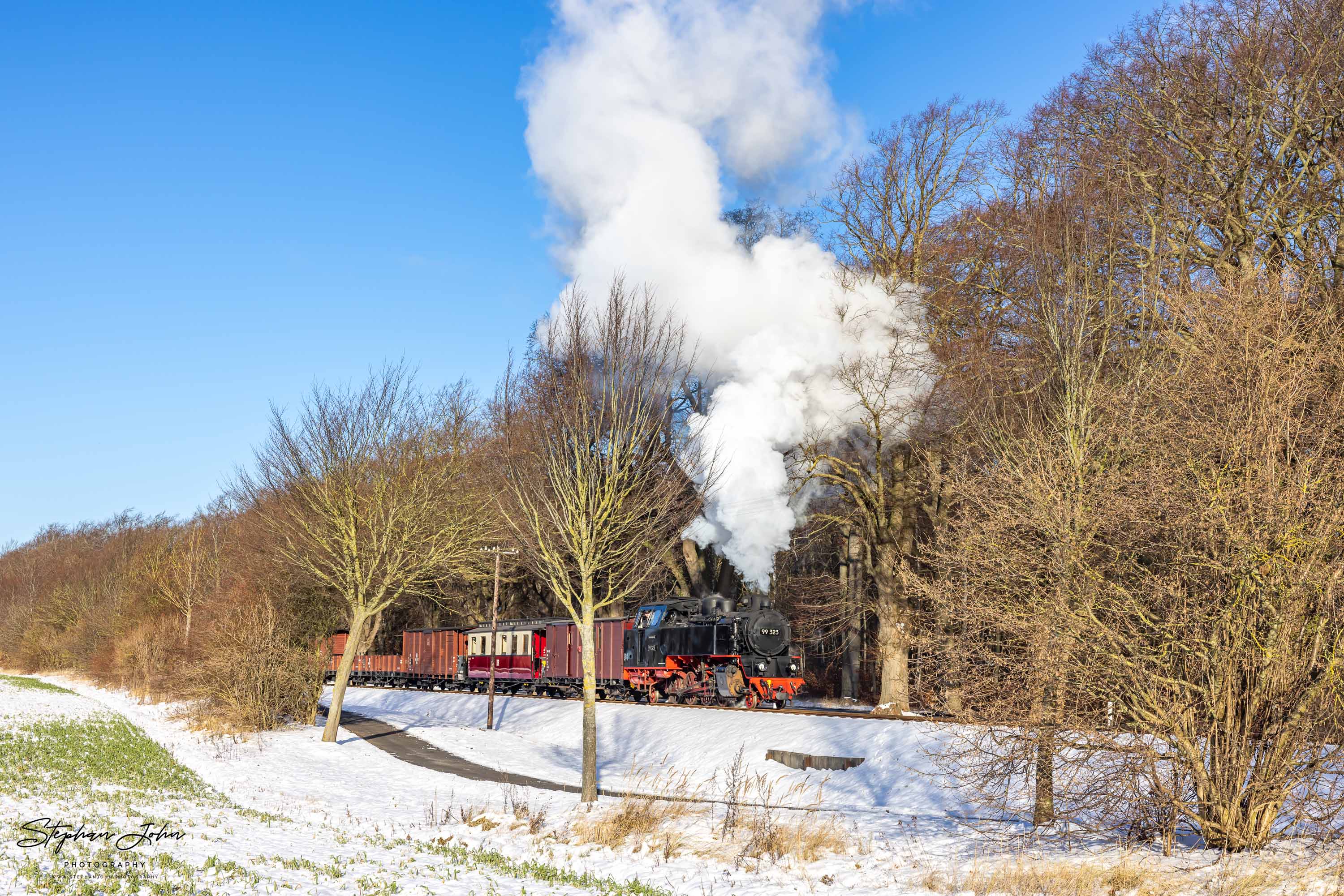 Lok 99 323 mit einem GmP auf dem Weg nach Bad Doberan zwischen Heiligendamm und Rennbahn