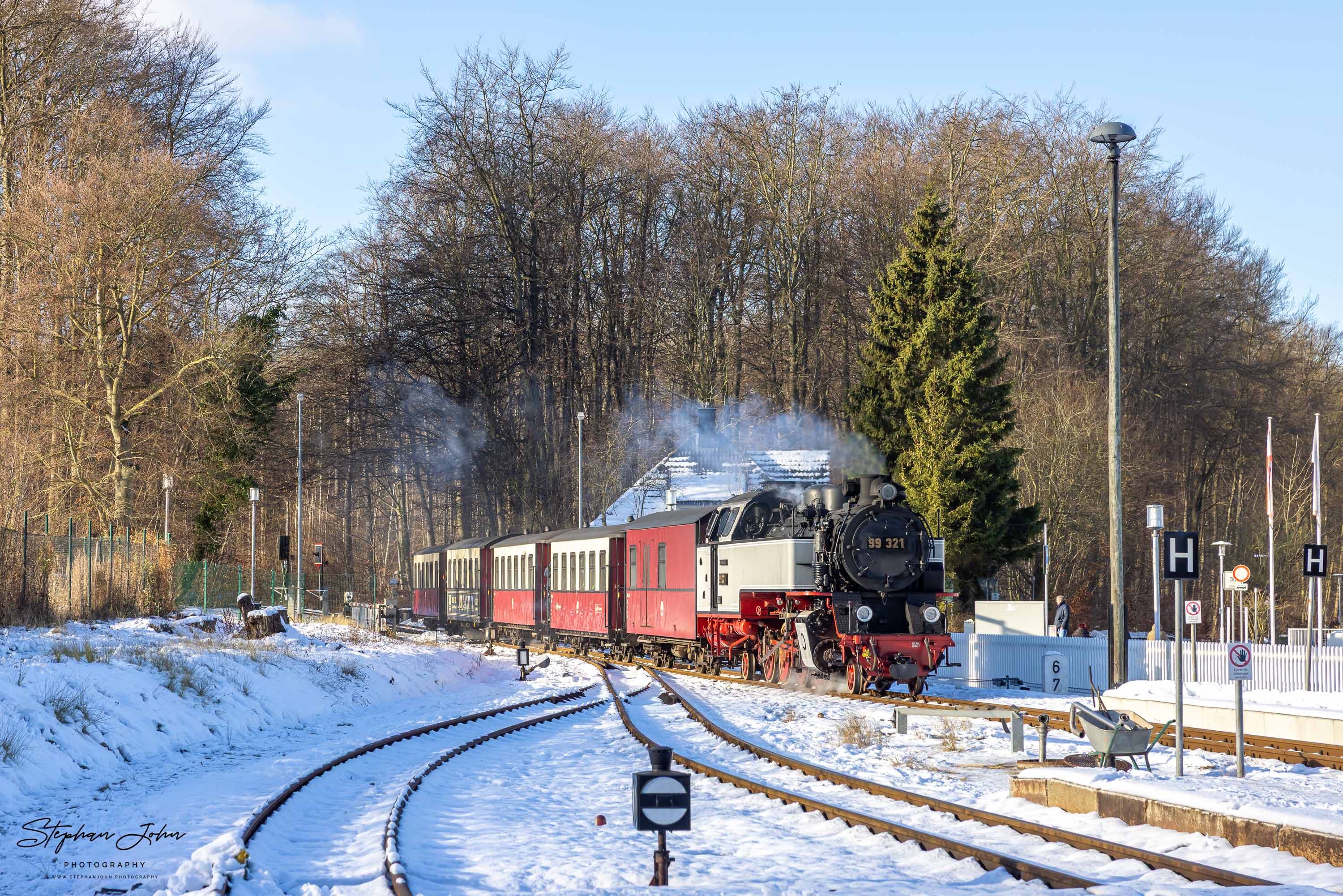 Einfahrt eines Personenzuges mit Lok 99 321 in den Bahnhof Heiligendamm