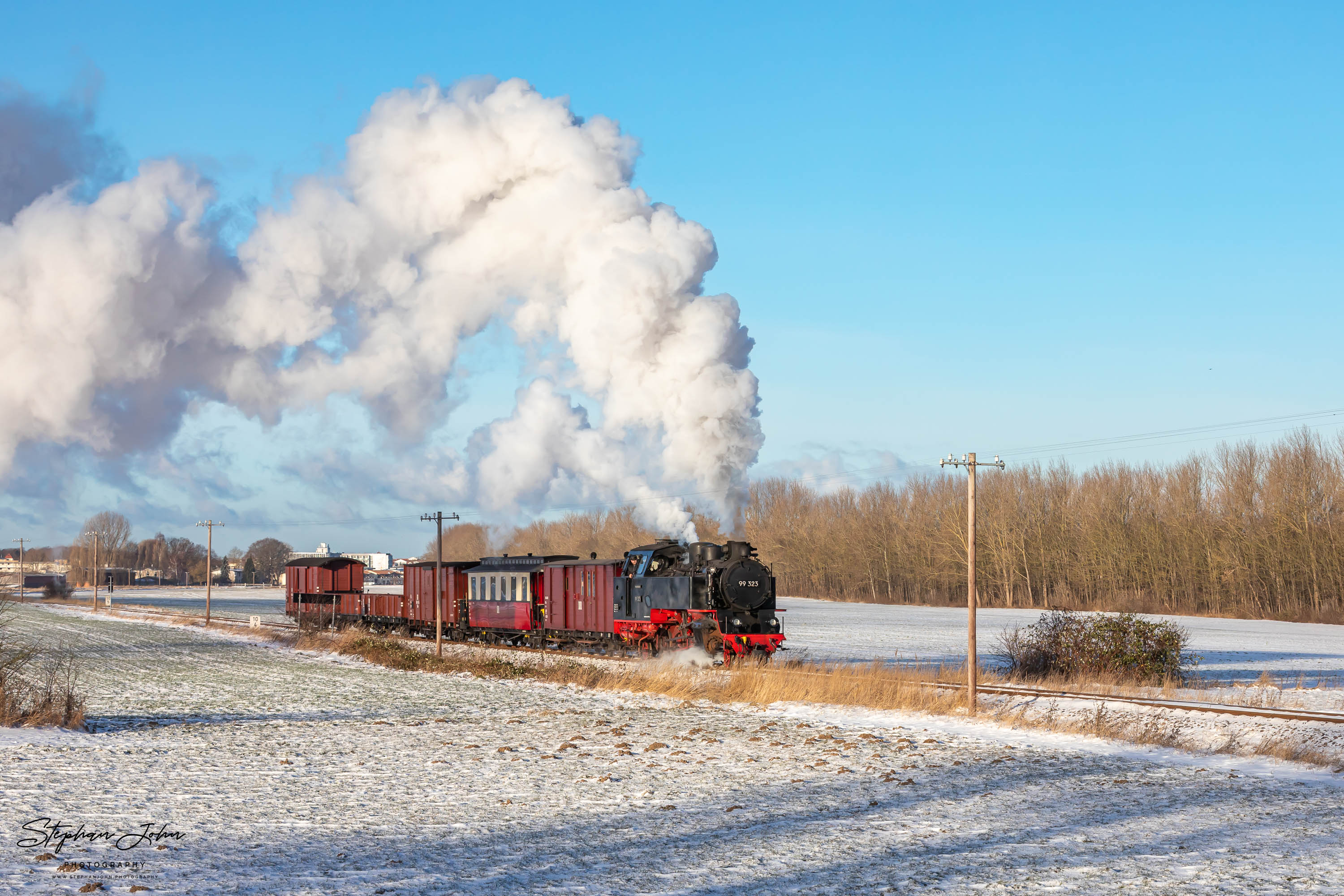 Lok 99 323 mit einem GmP auf dem Weg nach Heiligendamm kurz vor dem Haltepunkt Steilküste