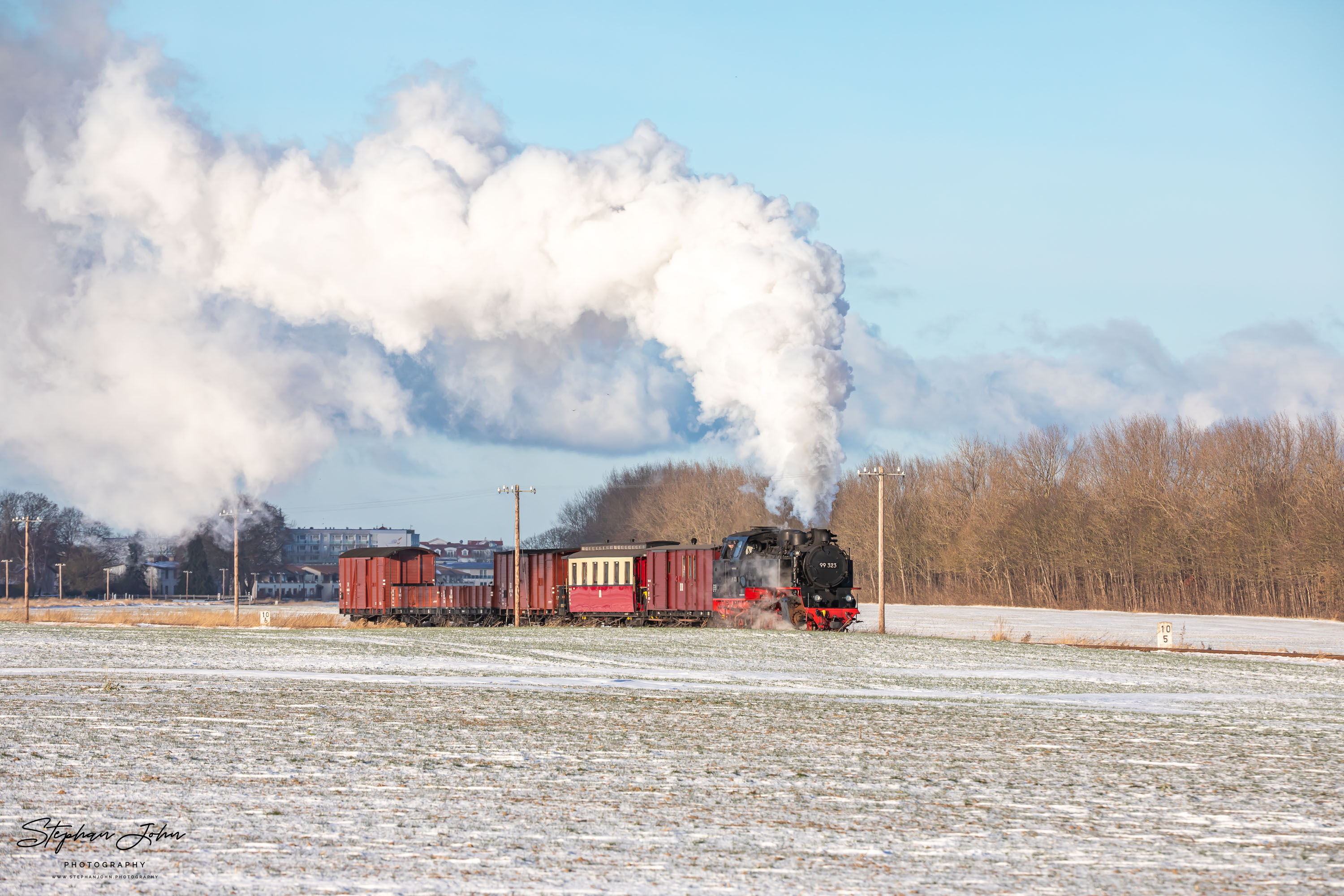 Lok 99 323 mit einem GmP auf dem Weg nach Heiligendamm kurz vor dem Haltepunkt Steilküste