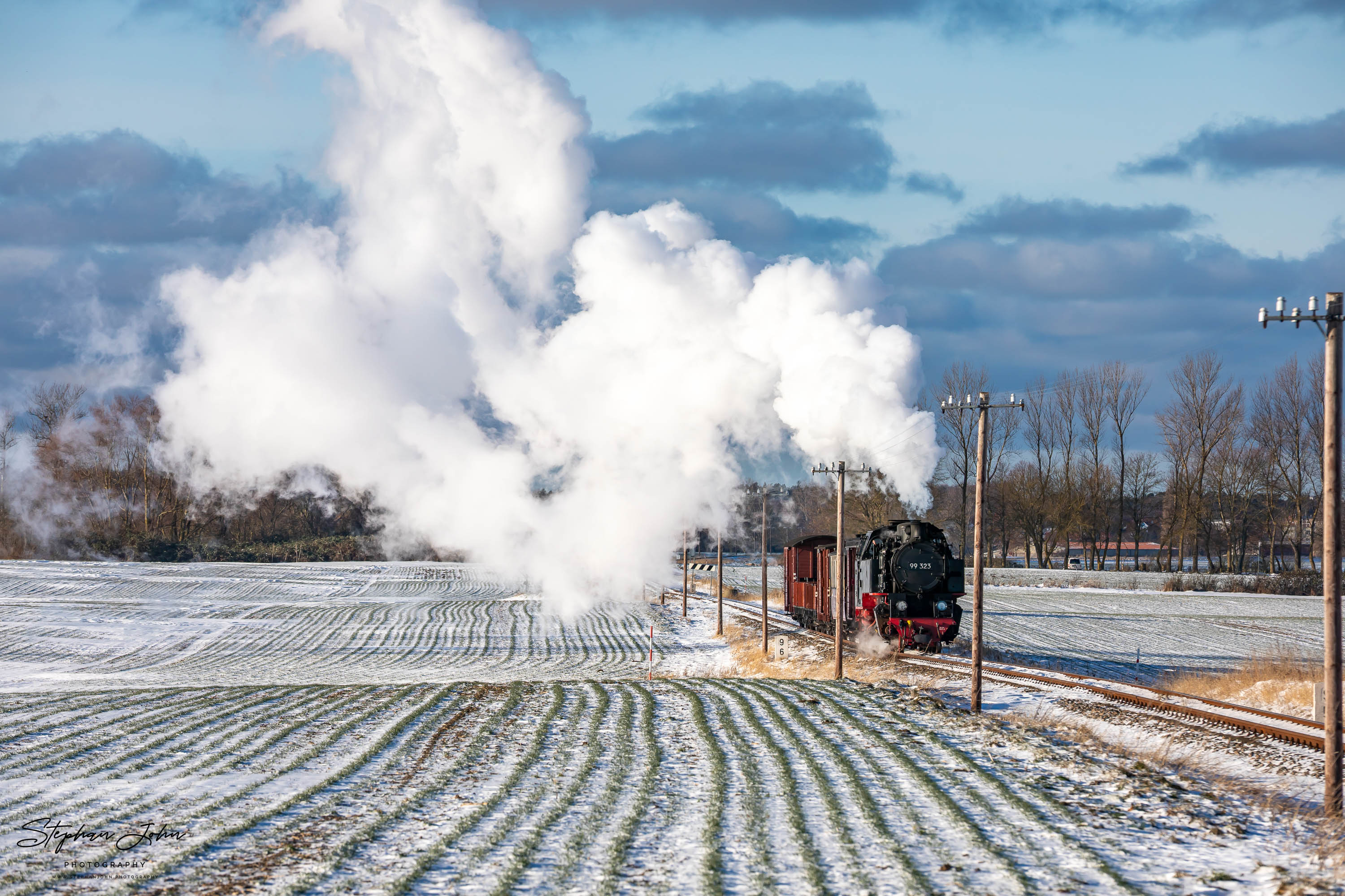 Lok 99 323 mit einem GmP auf dem Weg nach Heiligendamm