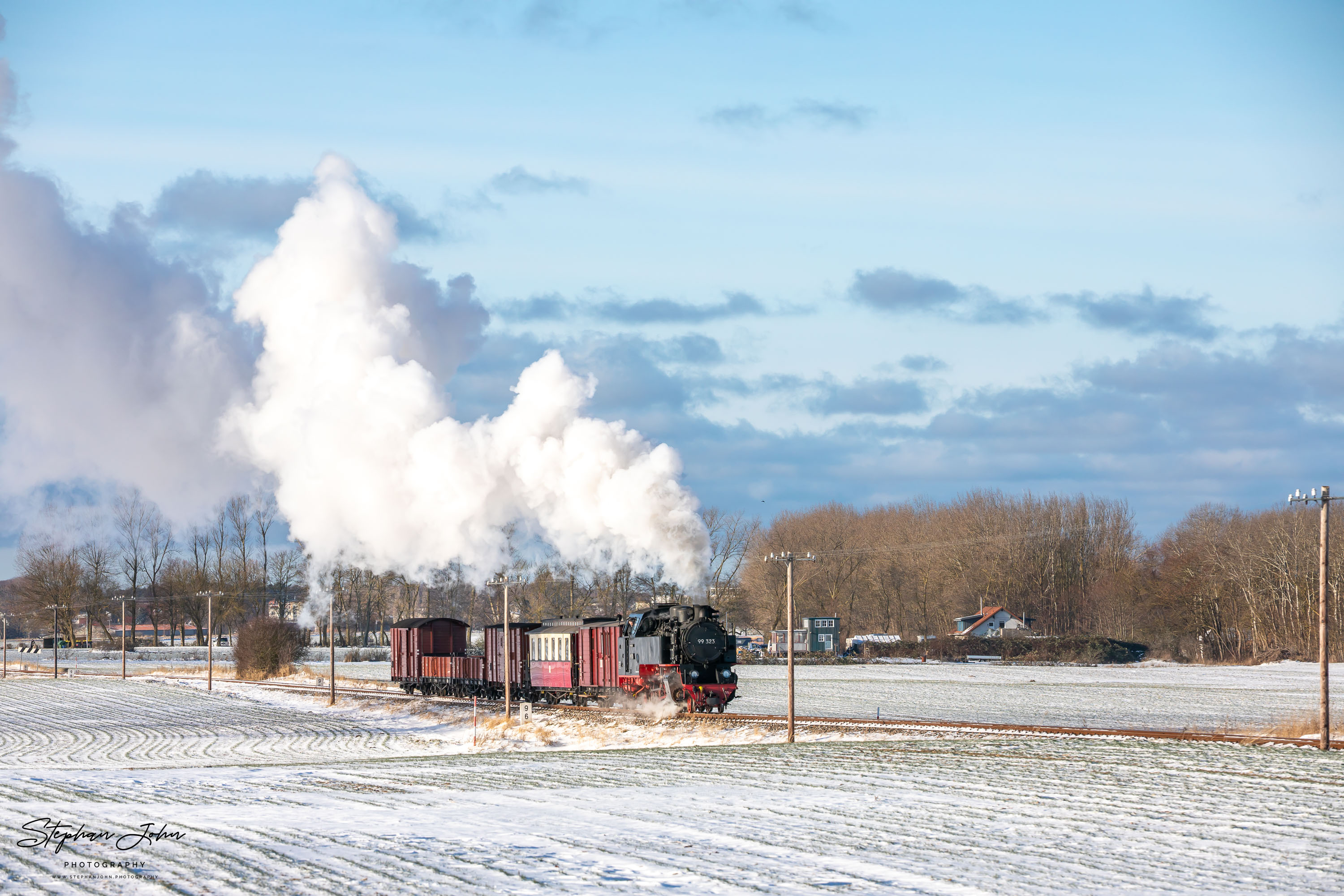 Lok 99 323 mit einem GmP auf dem Weg nach Heiligendamm